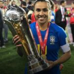 Marta Instagram – O #EsporteTemPoder de transformar sonhos em realidade, a menina de Dois Riachos apaixonada por futebol, agora é a melhor do mundo. Hoje celebramos o dia do esportista e a @neoquimica me convidou pra mostrar o poder que o esporte tem na vida das pessoas. Incentive seus filhos, parentes e amigos a praticarem esportes. Eu e a #Neoquimica acreditamos num futuro com ainda mais grandes esportistas brasileiros.
