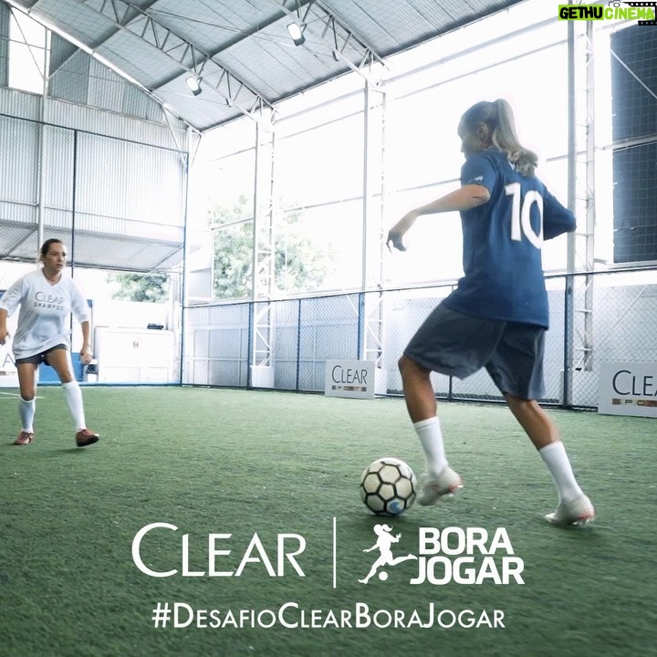 Marta Instagram - E aí, galera! Tem mais novidade de Clear Bora Jogar para vocês! Agora, além de aprender e praticar futebol com as 10 aulas da plataforma, vocês também podem entrar no #DesafioClearBoraJogar e ter a chance de aparecer aqui no meu perfil. Para participar, é só postar um vídeo no FEED do Instagram realizando o challenge proposto na aula de CHUTE (aula 5) e utilizando a #DesafioClearBoraJogar. Lembrem-se de deixar o perfil público e me marcar! Vocês têm até o final de novembro para compartilhar com a gente, e vou estar bem atenta para escolher o vídeo mais criativo 👀 Então, Bora Jogar?! Só acessar a plataforma Clear Bora Jogar para assistir a aula 5 e conferir o regulamento!