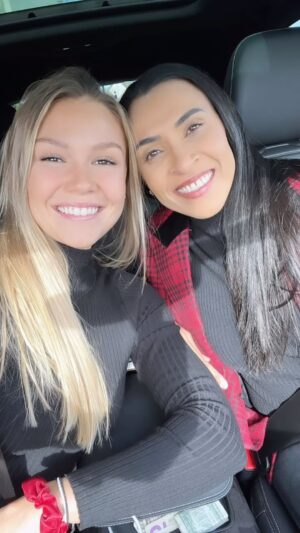 Marta Instagram - Happy birthday Xinxinha! I wish that your life is full of good things and that you never lack reasons to smile because you have the most beautiful smile and the cutest laugh on this planet 😂❤️. 
 I love you so much! @carrie__lawrence