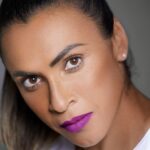 Marta Instagram - O batom em bala, Roxo Vibrante, da Avon já virou minha marca registrada! Mas além dele, a linha Power Stay tem mais nove cores, uma mais linda que a outra e todas com longa duração e alta performance. Sabe o que isso significa? Que você pode fazer o que quiser no seu dia e mesmo assim o batom não vai sair e não vai transferir para a máscara. O que vai ficar é o acabamento matte, a sensação confortável e a leveza. Isso que é um batom que #VeioPraFicar. Isso é Avon @avonbrasil !
