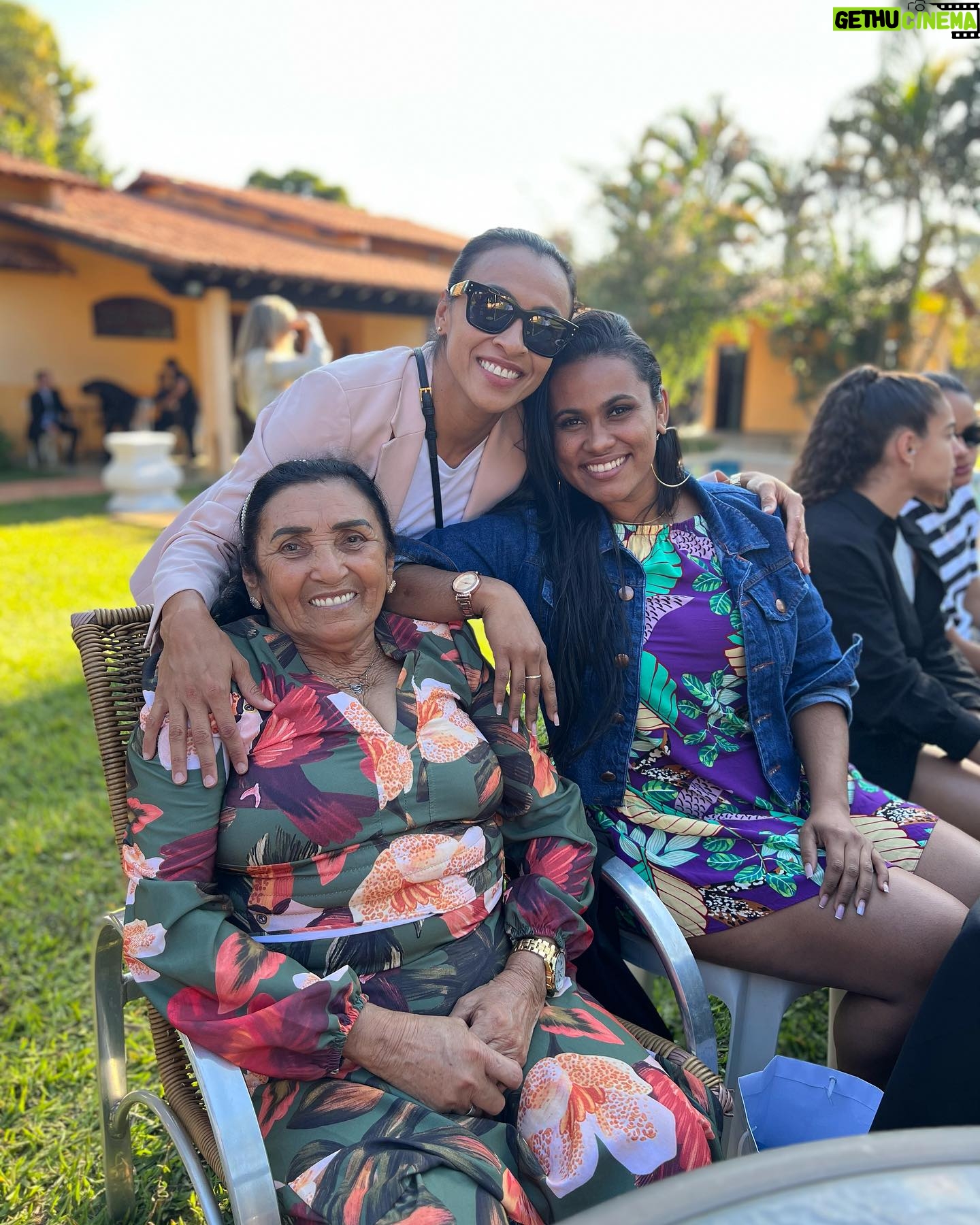 Marta Instagram - Já já embarcando para iniciar a preparação para mais uma Copa do Mundo, e a despedida não poderia ser melhor com o carinho e Amor da Dona Tereza..!!! Te amo minha Mãe ❤️!! Muito Obrigado @latambrasil @latamairlines pelo carinho, recepção e cuidado com a Minha Mãe🩷💙!!!