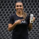 Marta Instagram - Eu e @cristiano temos um anúncio importante: ÚLTIMOS DIAS DA PROMOÇÃO CLEAR ME PATROCINA! VOCÊ pode viajar com tudo pago e me assistir no estádio ou assistir ao meu amigo Cristiano Ronaldo e ainda a concorrer a prêmios todo dia, R$ 5 mil toda semana e R$ 300 mil no sorteio final! É isso mesmo! Não perde tempo, a Promoção Clear Me Patrocina é só até domingo dia 14/08. Lembrando que você concorre a 2 viagens internacionais: uma para assistir a um jogo meu no estádio e outra para assistir a um jogo do Cristiano Ronaldo! Além disso, você concorre a centenas de prêmios todo dia: R$ 300 mil no sorteio final, R$ 5 mil toda semana e descobre na hora se ganhou até R$ 500 reais! Para participar basta comprar qualquer produto Clear e enviar a nota fiscal pelo site www.promocaoclear.com.br ou Whatsapp: (11) 3181-0037 Já imaginou? Corre que o jogo vai acabar dia 14! Promoção válida para maiores de 18 anos. Consulte os regulamentos em promocaoclear.com.br. Período de compras de 9/06 a 14/08/2022 e de cadastro de 15/06 a 14/08/2022.