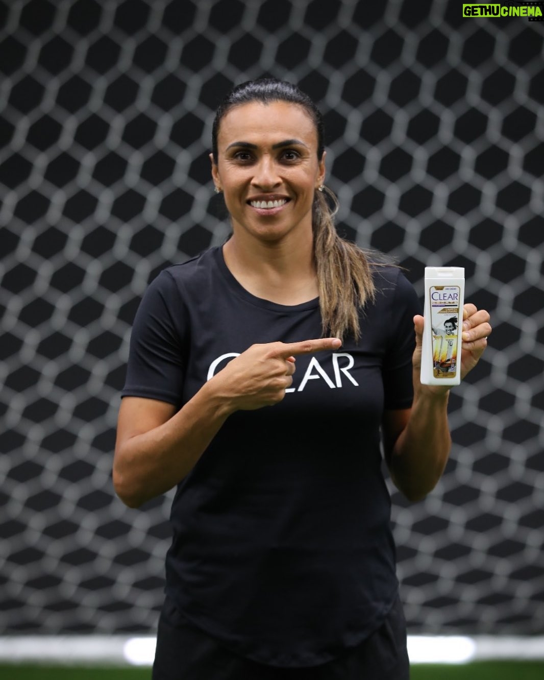 Marta Instagram - Eu e @cristiano temos um anúncio importante: ÚLTIMOS DIAS DA PROMOÇÃO CLEAR ME PATROCINA! VOCÊ pode viajar com tudo pago e me assistir no estádio ou assistir ao meu amigo Cristiano Ronaldo e ainda a concorrer a prêmios todo dia, R$ 5 mil toda semana e R$ 300 mil no sorteio final! É isso mesmo! Não perde tempo, a Promoção Clear Me Patrocina é só até domingo dia 14/08. Lembrando que você concorre a 2 viagens internacionais: uma para assistir a um jogo meu no estádio e outra para assistir a um jogo do Cristiano Ronaldo! Além disso, você concorre a centenas de prêmios todo dia: R$ 300 mil no sorteio final, R$ 5 mil toda semana e descobre na hora se ganhou até R$ 500 reais! Para participar basta comprar qualquer produto Clear e enviar a nota fiscal pelo site www.promocaoclear.com.br ou Whatsapp: (11) 3181-0037 Já imaginou? Corre que o jogo vai acabar dia 14! Promoção válida para maiores de 18 anos. Consulte os regulamentos em promocaoclear.com.br. Período de compras de 9/06 a 14/08/2022 e de cadastro de 15/06 a 14/08/2022.