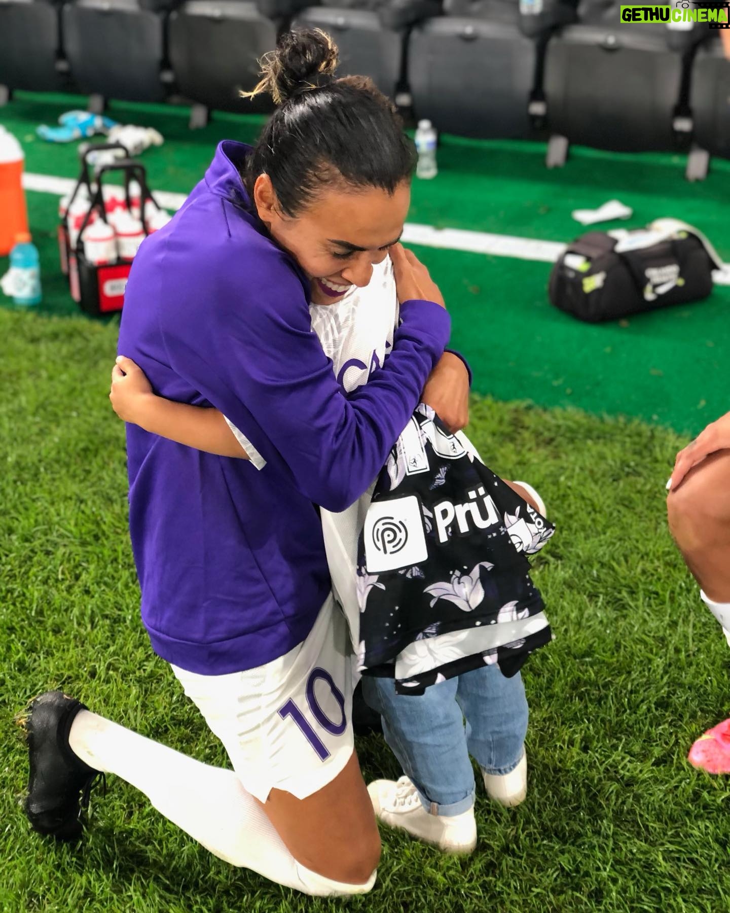 Marta Instagram - I love this photo! I hope that in 2022 we have more love, affection, compassion and care more about each other. Happy 2022 to you all!