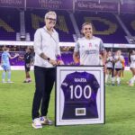 Marta Instagram - Proud to honor the 🐐 here in @exploriastadium for her 100 club appearances, the first player in Pride history to reach that milestone!