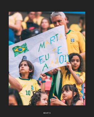 Marta Instagram - "Sinto um orgulho imenso ao imaginar que talvez existam meninas por aí me assistindo e que eu possa inspirá-las a alcançar seus sonhos. Isso significa muito para mim. Vale mais do que qualquer título, medalha ou troféu que ganhei."

@martavsilva10 quer dedicar essa Copa do Mundo a todas as meninas que amam o futebol. Link na bio.

• 📸: @samrobles