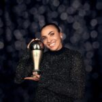Marta Instagram - ⚽️ Eleita seis vezes a melhor futebolista do mundo, @martavsilva10 ganhou uma emocionante homenagem durante o FIFA The Best na noite de ontem. A brasileira recebeu um troféu como reconhecimento por seus feitos e contribuições para o futebol - dentro e fora de campo. Além disso, a @fifa anunciou a criação de um novo prêmio dedicado ao gol mais bonito do futebol feminino na temporada, que será batizado de “Prêmio Marta”. 🇺🇳 Além de emocionar fãs com seus dribles e gols em mais de duas décadas no futebol, Marta também atua como Embaixadora da Boa Vontade da ONU Mulheres, promovendo a igualdade de gênero e o empoderamento de meninas e mulheres em todo o mundo. Essa atuação contribuiu para que ela se tornasse a primeira atleta, entre homens e mulheres, a receber uma homenagem deste tipo da FIFA enquanto ainda está em atividade. 💬 “Difícil não se emocionar. Tive a felicidade de receber o prêmio de melhor jogadora algumas vezes, mas isso aqui é muito mais especial. Mas quero, assim como estou enxergando nesta homenagem, que todas as mulheres possam também enxergar um futuro promissor, que não seja direcionado somente ao futebol e ao esporte, mas a qualquer atividade. O que buscamos diariamente é fazer com que o mundo seja melhor para todas as pessoas, sem distinção, com igualdade e respeito. Deixo aqui essa mensagem para todas as pessoas que têm esse poder de transmitir essa mensagem através de suas atuações, que façam. Porque as próximas gerações vão agradecer”, disse Marta em seu discurso. 👑 Considerada a rainha do futebol, Marta disputou sua última Copa do Mundo em 2023, na Austrália e Nova Zelândia, mas segue atuando pelo clube @orlpride, nos Estados Unidos, tem disputado amistosos com a @selecaofemininadefutebol e não descartou disputar a Olimpíada de Paris, que começa em julho deste ano. 📸: FIFA/Getty Images/Michael Regan @unwomen #Marta #FutebolFeminino #FutebolDeMulheres #MeninasNoEsporte #MulheresNoEsporte
