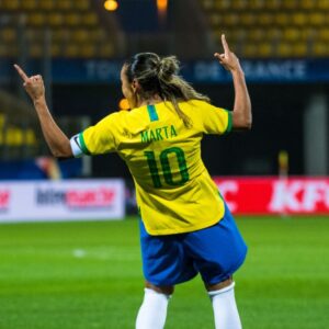 Marta Instagram - Fala pessoal, para ajudar no combate ao Covid-19 e arrecadar fundos para ajudar quem mais precisa, estou doando minha camisa que será leiloado pelo pessoal da @footballforacause em parceria com o @canalwamo. Todo lucro será repassado para instituições que estão na luta para diminuir o impacto dessa pandemia nas periferias do Brasil. 
Estou em casa, mas não de mãos atadas! 
Desafio a minha companheira de equipe @camilinha94mp a participar dessa  campanha e nos ajudar a transformar o futebol em ferramenta de transformação social! 
#ofutebolseimporta #ofutebolfemininoseimporta