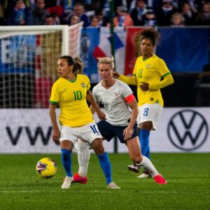 Marta Instagram - Fala pessoal, para ajudar no combate ao Covid-19 e arrecadar fundos para ajudar quem mais precisa, estou doando minha camisa que será leiloado pelo pessoal da @footballforacause em parceria com o @canalwamo. Todo lucro será repassado para instituições que estão na luta para diminuir o impacto dessa pandemia nas periferias do Brasil. 
Estou em casa, mas não de mãos atadas! 
Desafio a minha companheira de equipe @camilinha94mp a participar dessa  campanha e nos ajudar a transformar o futebol em ferramenta de transformação social! 
#ofutebolseimporta #ofutebolfemininoseimporta