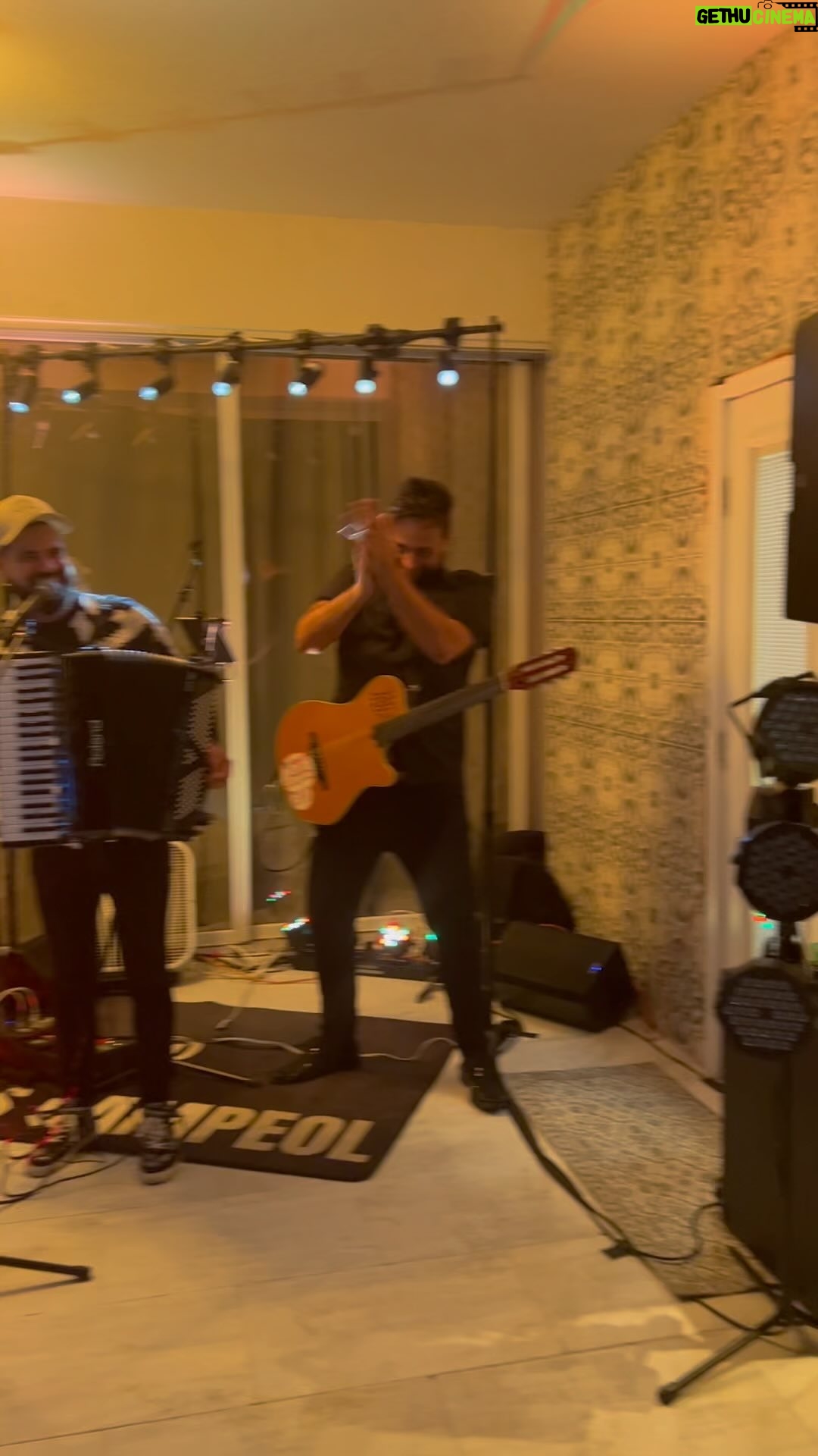 Marta Instagram - Obrigada @maninho_07_ pelo convite e pelo presente em conhecer esse cara fantástico @rennopoeta !