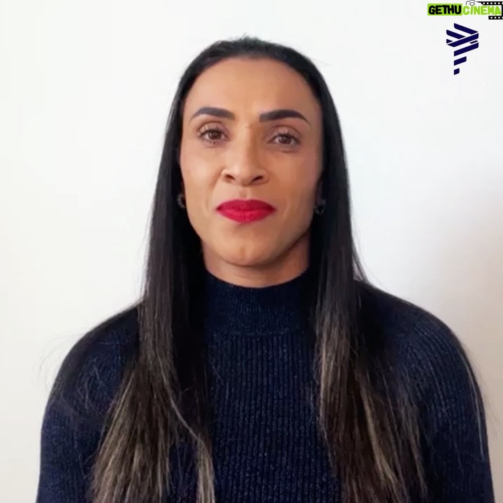 Marta Instagram - Oi, pessoal! Já chegamos no mês da Mulher e a @latamairlines preparou com muito carinho uma homenagem pra todas nós, que seguimos rompendo barreiras. Somos #MulheresQueTocamAsNuvens! Pra mim, tocar as nuvens é usar a minha voz para inspirar outras pessoas a se juntarem na luta por um futuro mais inclusivo e mais igual! Junto com a LATAM, sigo sobrevoando fronteiras pra levar essa mensagem cada vez mais longe. E durante esse mês, vamos ampliar as vozes femininas, trazendo histórias inspiradoras de mulheres que, com muita garra, conquistaram seus espaços! E pra vocês, o que é tocar as nuvens? Não deixem de acompanhar as redes da LATAM! Vamos juntas!