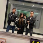 Marta Díaz Instagram - MI SEMANA EN 10 FOTOS: 1. Planes con ellos (haciendo match con el outfit) 2. Pink Party 3. Llegar a casa después de un mal día y ver el detallito que me preparó Sergio 4. El partido de ayer 5. Encontrarme con dos chicos súper majos, les pedí una foto 6. El salón de la planta de abajo 😍 donde hacemos los campeonatos del uno 7. Lo cuqui que está cuando duerme 😂 8. Los más guapos de la fiesta Ali, Álvaro y Sergio 9. Con mis chicas 10. Domingos