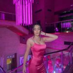 Marta Díaz Instagram - MI SEMANA EN 10 FOTOS: 1. Planes con ellos (haciendo match con el outfit) 2. Pink Party 3. Llegar a casa después de un mal día y ver el detallito que me preparó Sergio 4. El partido de ayer 5. Encontrarme con dos chicos súper majos, les pedí una foto 6. El salón de la planta de abajo 😍 donde hacemos los campeonatos del uno 7. Lo cuqui que está cuando duerme 😂 8. Los más guapos de la fiesta Ali, Álvaro y Sergio 9. Con mis chicas 10. Domingos