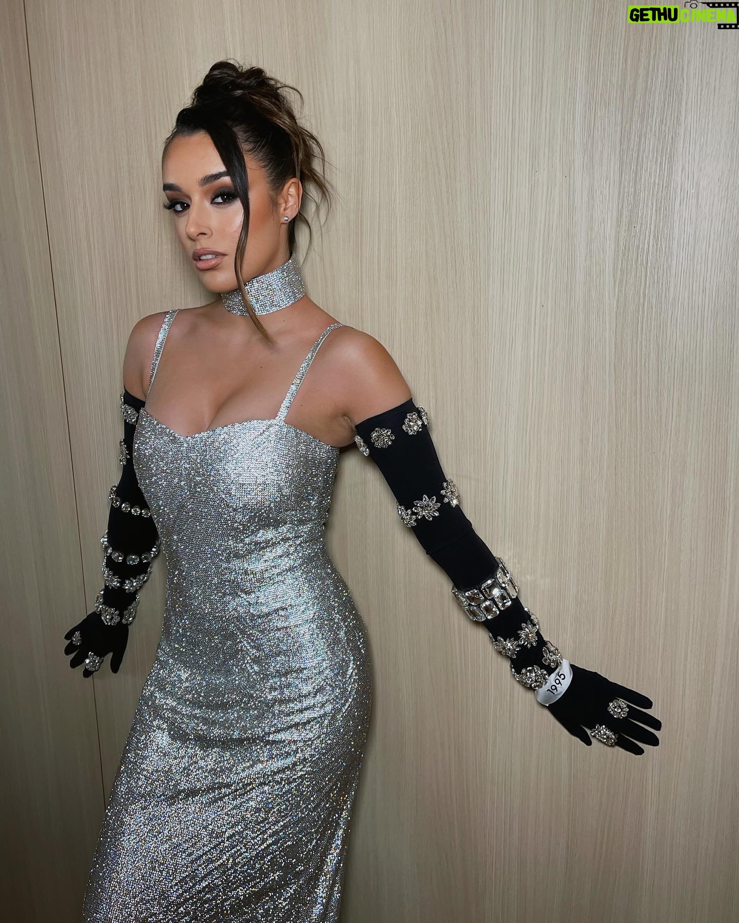 Marta Díaz Instagram - QUÉ HONOR haber podido llevar esta joya de @dolcegabbana x @kimkardashian en el @festivalmalaga Gracias Málaga por tanto amor, quiero volver ya! 🫶🏼✨ @belencasado.ghd x @ghdspain makeuplook @lancomeofficial @beautyexpertlancome @festivalmalaga @dypcomunicacion