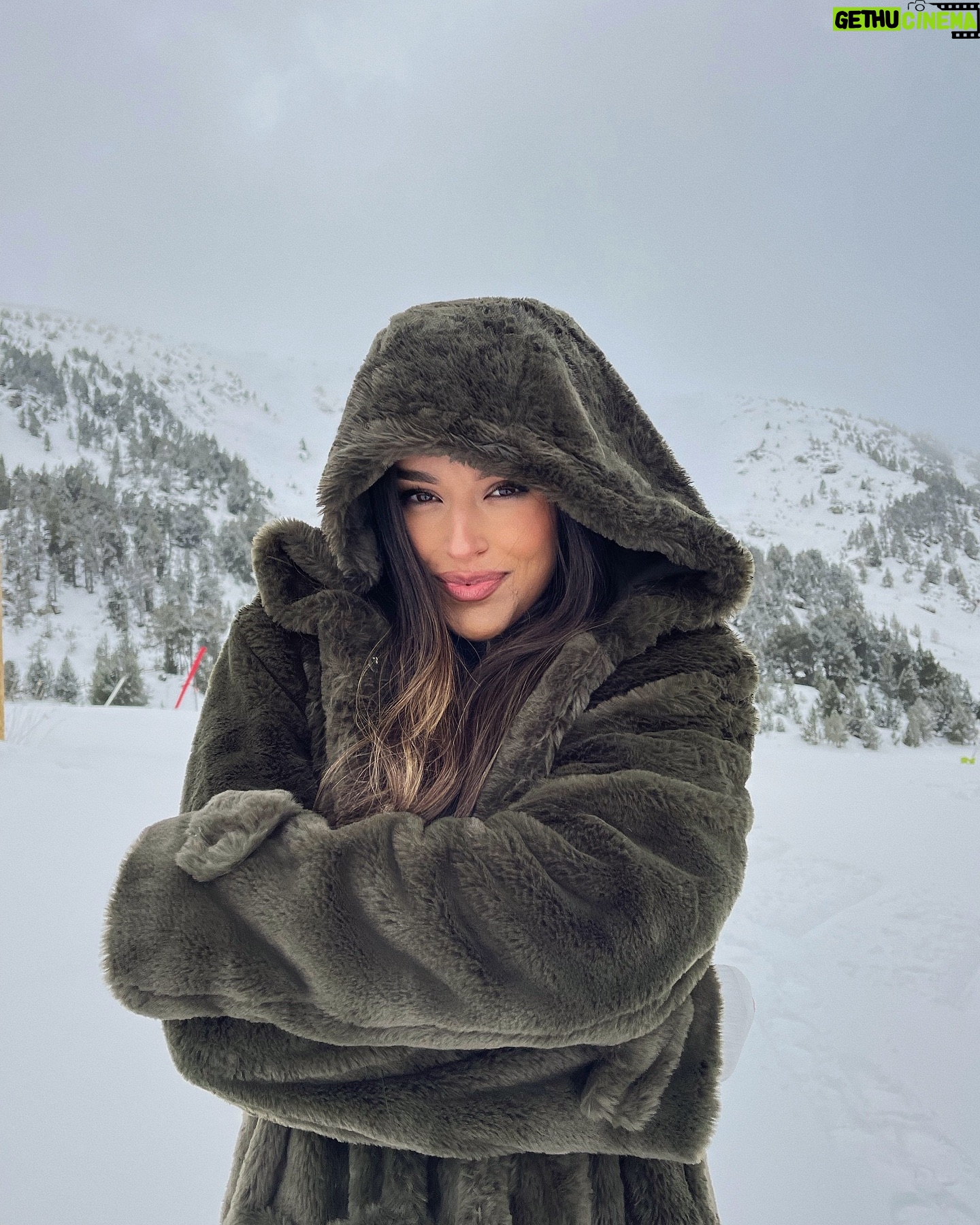 Marta Díaz Instagram - Subo esta foto que me trae buenos recuerdos para despedir este año. Irónicamente en la nieve, ya sabéis que no nos llevamos muy bien! 😇 2023 💔 te quedas grabado para siempre, como has dolido y cuanto me has enseñado. Me despido de ti por fin, y aunque hayas sido doloroso, te voy a dar las gracias por hacerme más fuerte y un poquito más valiente, por hacerme entender que estar mal, no es malo, gracias por las lecciones aprendidas, por las experiencias vividas, por enseñarme a soltar, por recordarme lo rápido que va la vida, y lo mucho que te puede cambiar en un segundo. Gracias a esas que personas que simplemente ✨estuvieron✨ y gracias a vosotros por ser parte de esta historia. Adiós 2023, te has llevado un trocito de mi, pero gracias por los recuerdos. Ahí os quedáis. 2024, dame un poquito de tregua anda, que encima voy lesionada… venga, vamos allá! ❤️ Propósito más importante del año: Ser feliz,(bueno y poder empezar a andar sin muletas y sin ver las estrellas del dolor cada vez que apoyo el pie jeje) y los tuyos? 🙂