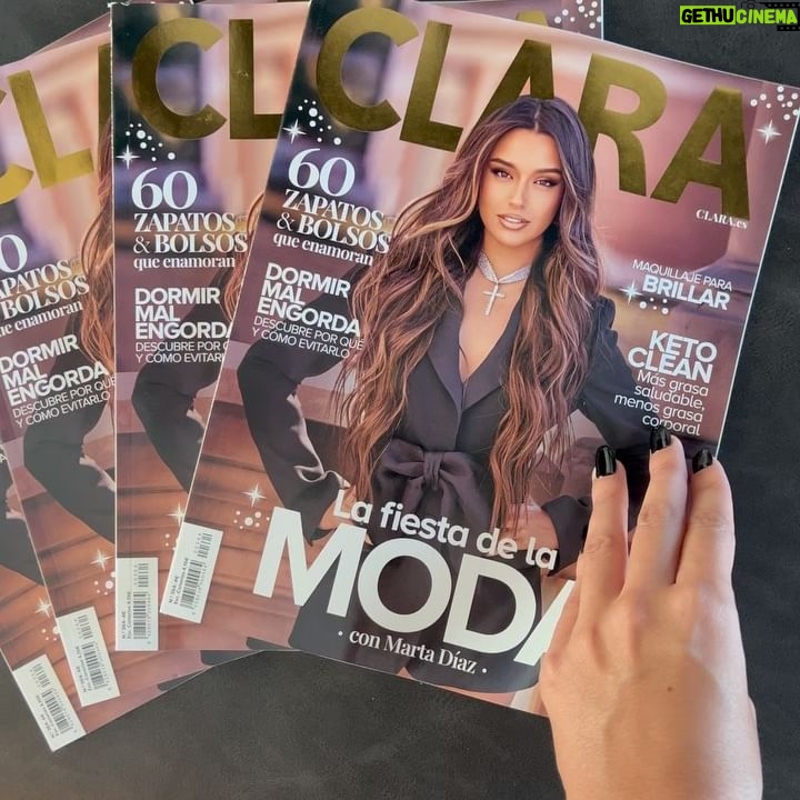 Marta Díaz Instagram - NO ME LO PUEDOOOO CREER!!! 🥹🥹🥹 soy la portada de la @revistaclara noviembre - diciembre para mi esto es demasiado, la ilusión y el cariño que le hemos puesto… 😍🥹✨ La podéis conseguir hasta finales de Diciembre Gracias a tooodo el equipazo! ✨ Fotografía y edición by: @valero_rioja Pelo: @ghdspain @sandrononna Estilismo: @nataliabengoechea