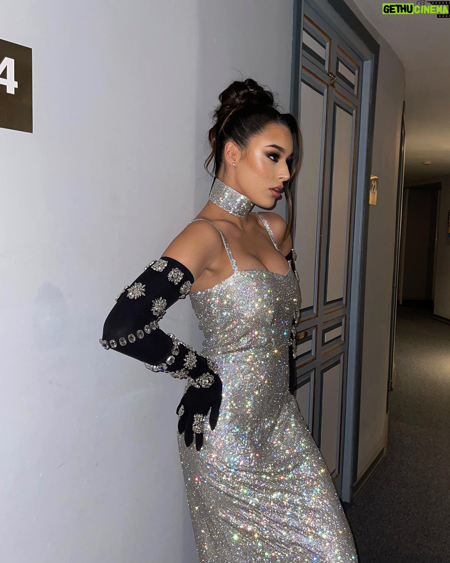 Marta Díaz Instagram - QUÉ HONOR haber podido llevar esta joya de @dolcegabbana x @kimkardashian en el @festivalmalaga Gracias Málaga por tanto amor, quiero volver ya! 🫶🏼✨ @belencasado.ghd x @ghdspain makeuplook @lancomeofficial @beautyexpertlancome @festivalmalaga @dypcomunicacion