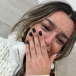 Marta Díaz Instagram – Lo que iba a ser un viaje increíble se ha convertido en una pesadilla, he tenido una caída muy fuerte, y me he roto el ligamento cruzado, muy probablemente necesite operación, no sabéis la impotencia y la tristeza que tengo ahora mismo, es que no la puedo explicar con palabras, estoy realmente mal, mi año ha sido horrible, y psicológicamente muy doloroso, esto ya ha sido la gota que colma el vaso. 
Ya sabéis la ilusión y las ganas que tenía de este viaje, de distraerme, de no pensar, de pasármelo bien, pero ha sido todo lo contrario me voy de urgencia a España, con mucho dolor, y angustia, os iré informando, pero creo que ahora mismo necesito un poco de descanso de redes, os quiero mucho. Volveré prontito, lo antes que pueda ❤️
