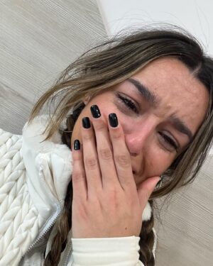 Marta Díaz Instagram - Lo que iba a ser un viaje increíble se ha convertido en una pesadilla, he tenido una caída muy fuerte, y me he roto el ligamento cruzado, muy probablemente necesite operación, no sabéis la impotencia y la tristeza que tengo ahora mismo, es que no la puedo explicar con palabras, estoy realmente mal, mi año ha sido horrible, y psicológicamente muy doloroso, esto ya ha sido la gota que colma el vaso. 
Ya sabéis la ilusión y las ganas que tenía de este viaje, de distraerme, de no pensar, de pasármelo bien, pero ha sido todo lo contrario me voy de urgencia a España, con mucho dolor, y angustia, os iré informando, pero creo que ahora mismo necesito un poco de descanso de redes, os quiero mucho. Volveré prontito, lo antes que pueda ❤️