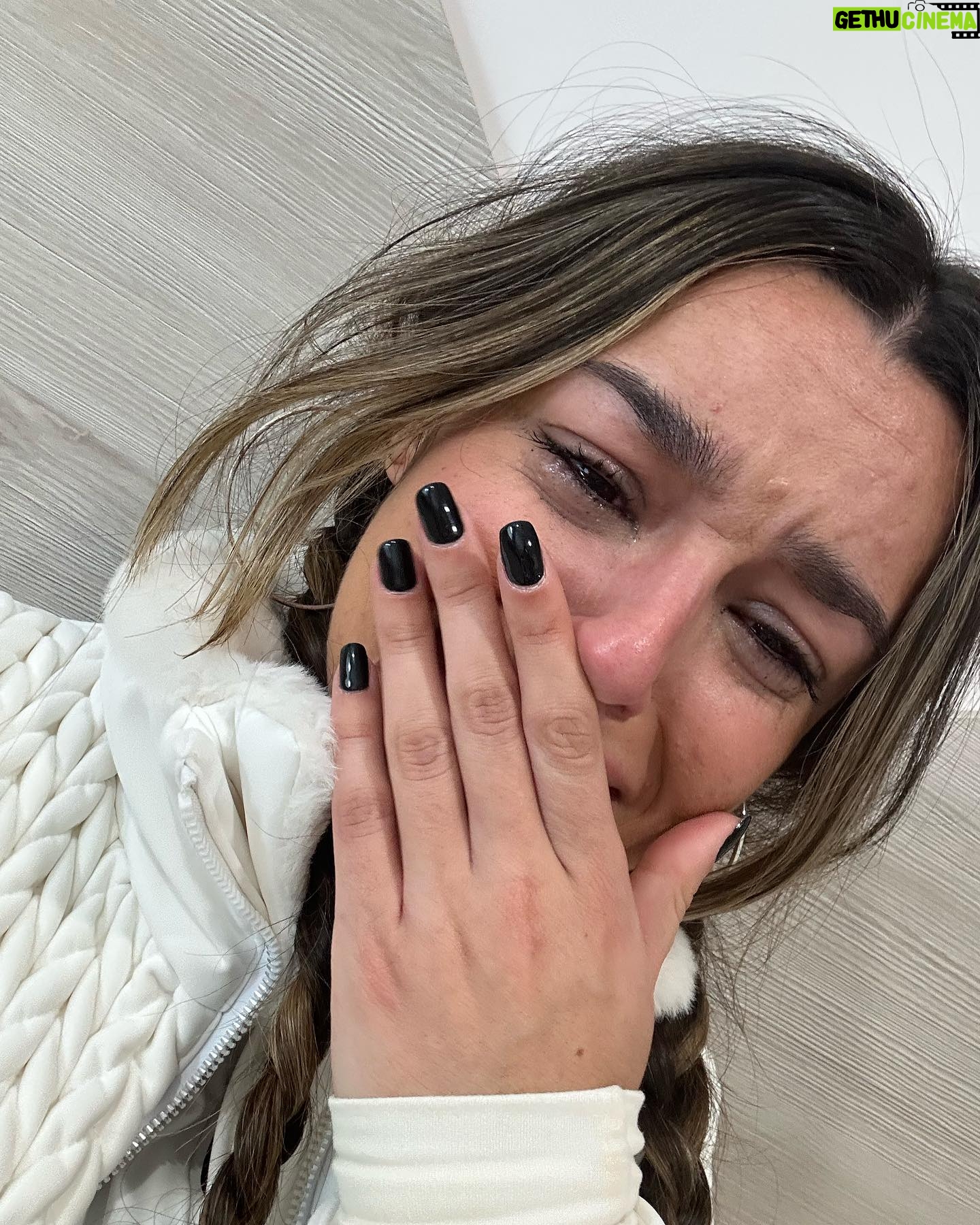 Marta Díaz - 555.4K Likes - Lo que iba a ser un viaje increíble se ha convertido en una pesadilla, he tenido una caída muy fuerte, y me he roto el ligamento cruzado, muy probablemente necesite operación, no sabéis la impotencia y la tristeza que tengo ahora mismo, es que no la puedo explicar con palabras, estoy realmente mal, mi año ha sido horrible, y psicológicamente muy doloroso, esto ya ha sido la gota que colma el vaso.
Ya sabéis la ilusión y las ganas que tenía de este viaje, de distraerme, de no pensar, de pasármelo bien, pero ha sido todo lo contrario me voy de urgencia a España, con mucho dolor, y angustia, os iré informando, pero creo que ahora mismo necesito un poco de descanso de redes, os quiero mucho. Volveré prontito, lo antes que pueda ❤️