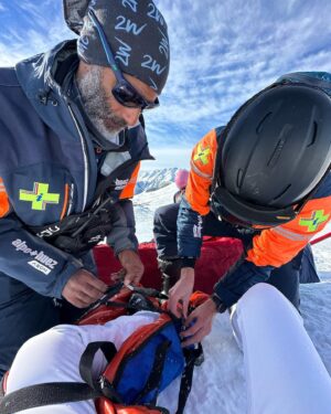Marta Díaz Instagram - Lo que iba a ser un viaje increíble se ha convertido en una pesadilla, he tenido una caída muy fuerte, y me he roto el ligamento cruzado, muy probablemente necesite operación, no sabéis la impotencia y la tristeza que tengo ahora mismo, es que no la puedo explicar con palabras, estoy realmente mal, mi año ha sido horrible, y psicológicamente muy doloroso, esto ya ha sido la gota que colma el vaso. 
Ya sabéis la ilusión y las ganas que tenía de este viaje, de distraerme, de no pensar, de pasármelo bien, pero ha sido todo lo contrario me voy de urgencia a España, con mucho dolor, y angustia, os iré informando, pero creo que ahora mismo necesito un poco de descanso de redes, os quiero mucho. Volveré prontito, lo antes que pueda ❤️