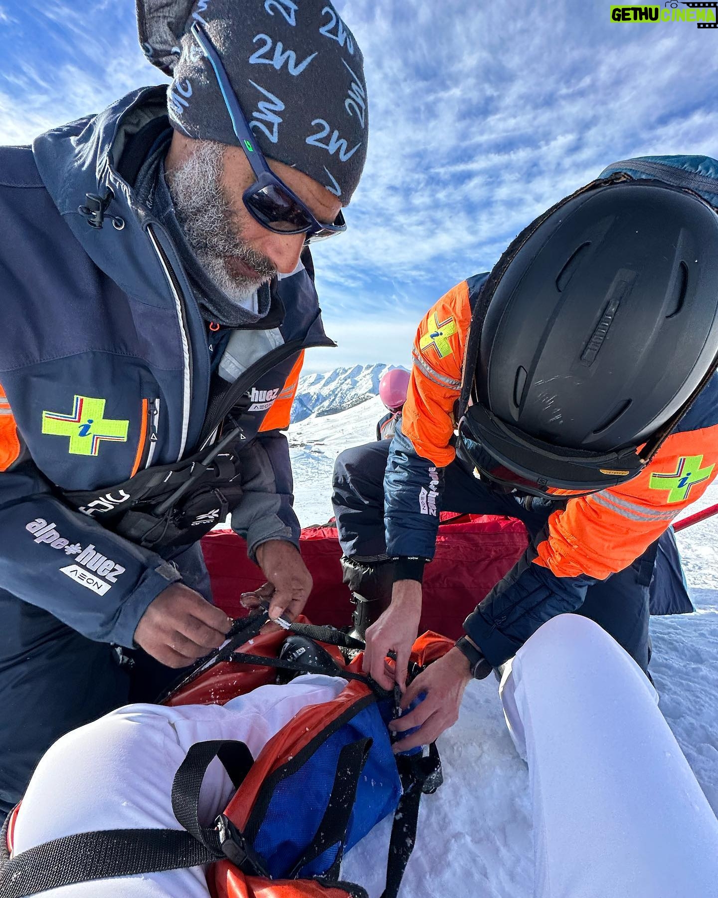 Marta Díaz - 555.4K Likes - Lo que iba a ser un viaje increíble se ha convertido en una pesadilla, he tenido una caída muy fuerte, y me he roto el ligamento cruzado, muy probablemente necesite operación, no sabéis la impotencia y la tristeza que tengo ahora mismo, es que no la puedo explicar con palabras, estoy realmente mal, mi año ha sido horrible, y psicológicamente muy doloroso, esto ya ha sido la gota que colma el vaso.
Ya sabéis la ilusión y las ganas que tenía de este viaje, de distraerme, de no pensar, de pasármelo bien, pero ha sido todo lo contrario me voy de urgencia a España, con mucho dolor, y angustia, os iré informando, pero creo que ahora mismo necesito un poco de descanso de redes, os quiero mucho. Volveré prontito, lo antes que pueda ❤️