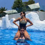 Marta Díaz Instagram – 10 momentos bonitos de Menorca 
1. Sonriendo un poquito 😃
2. Me siento un poco tenista con ese outfit 😂
3. La bañera con espuma 🫧
4.  @alphasniper haciendo el canelo y luego estoy yo con el postureo 😎
5. Mi hermana y sus fotitos 😴 eso si que maravilla de siesta
6. Selfie en la playa ☀️
7. Las vistas comiendo>>> 🥹
8. El último atardecer en Menorca, 😪 le pedí muchas cosas al mar, a ver si me hace un poquito de caso 😶
9. Última con el outfit lindo
10. En el ascensor, no puede faltar 🥶