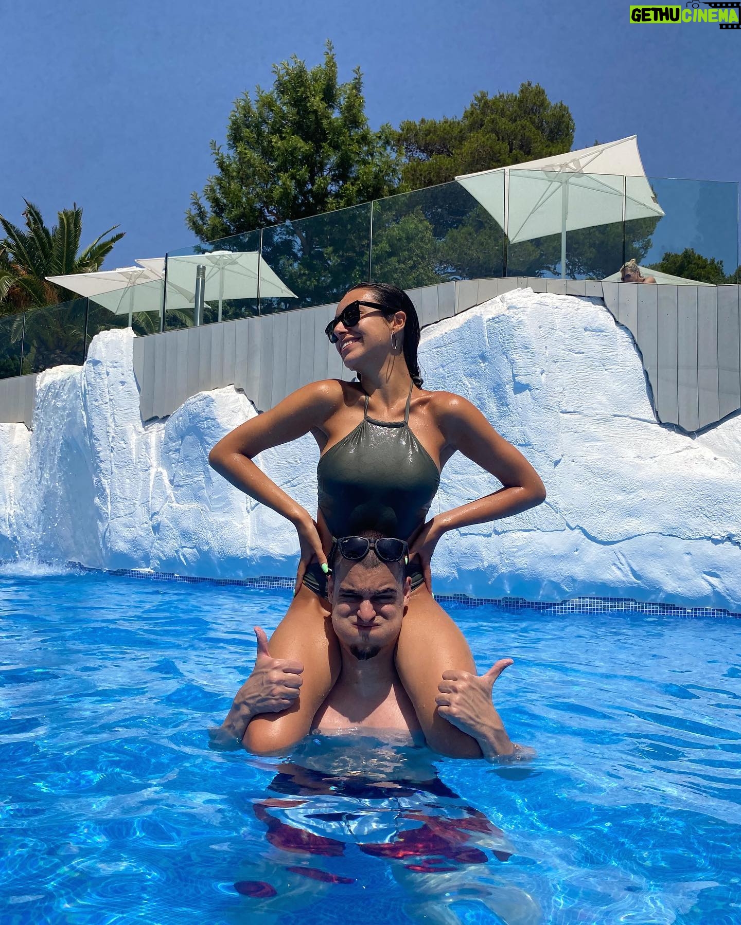 Marta Díaz - 526.1K Likes - 10 momentos bonitos de Menorca
1. Sonriendo un poquito 😃
2. Me siento un poco tenista con ese outfit 😂
3. La bañera con espuma 🫧
4. @alphasniper haciendo el canelo y luego estoy yo con el postureo 😎
5. Mi hermana y sus fotitos 😴 eso si que maravilla de siesta
6. Selfie en la playa ☀️
7. Las vistas comiendo>>> 🥹
8. El último atardecer en Menorca, 😪 le pedí muchas cosas al mar, a ver si me hace un poquito de caso 😶
9. Última con el outfit lindo
10. En el ascensor, no puede faltar 🥶