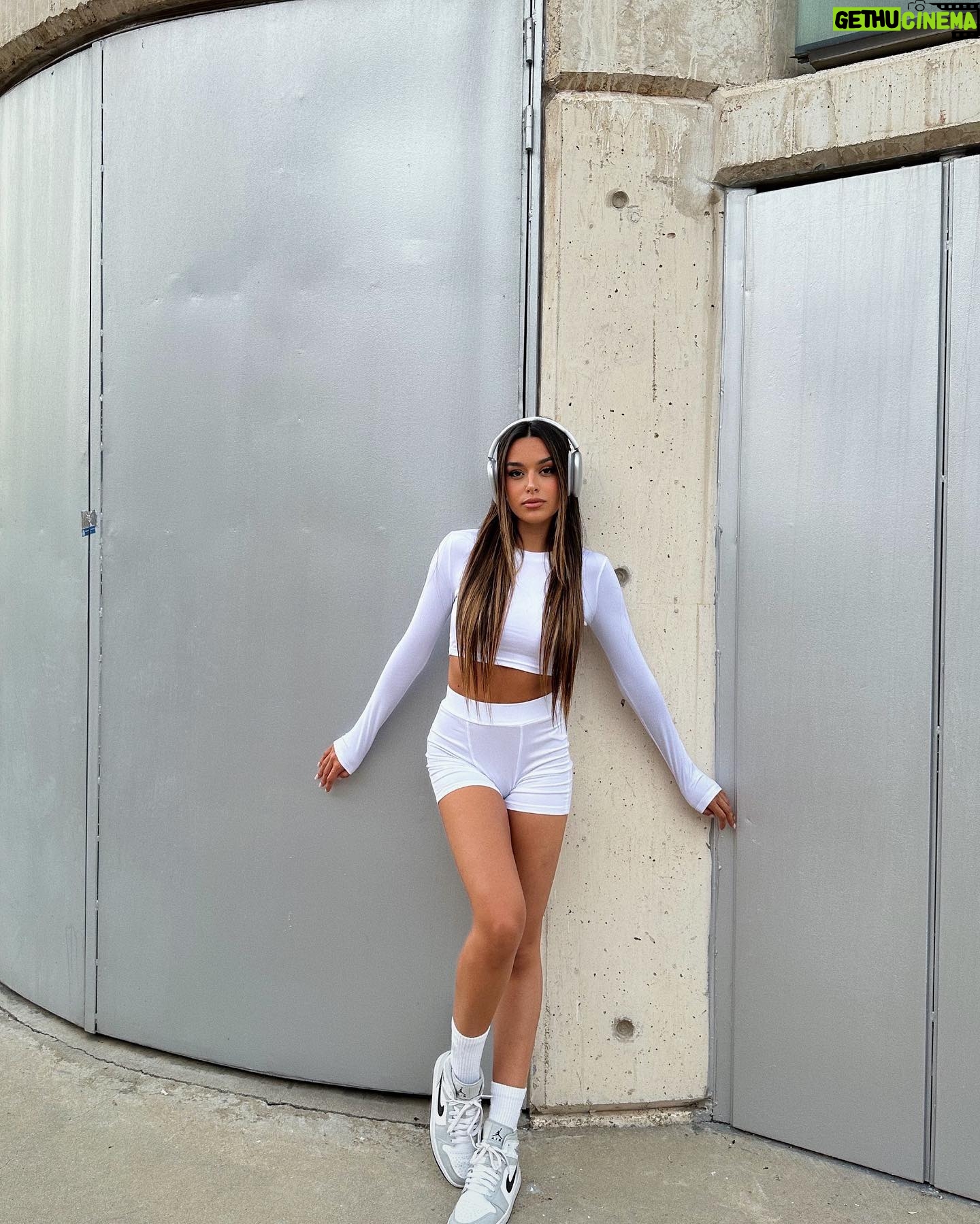 Marta Díaz - 528.1K Likes - Os estoy subiendo esta foto desde el sofá, en pijama, con mi pinza y bastante malita, con fiebre y un dolor de garganta importante, pero aparte de mi estado físico, esta mañana he tenido una reunión y me han dado un notición acerca del documental (que por cierto tiene bastante que ver con vosotros) SOLO GANAS DE OCTUBRE 👀🥹✨💘