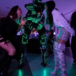 Marta Díaz Instagram - MD’23 🥹🎂✨🤭 QUE INCREÍBLE FUE! Celebrando los 23 con las personas más especiales, me siento tan afortunada y agradecida por tener tanta gente bonita a mi lado! 🫶🏼 @partytipieventos segundo año consecutivo porque son los mejores organizando y decorando fiestas, no pudieron dejar todo más impecable @oconnorevents dj, luces, fue demasiado 🙌🏼🎉 @alquilatushinchables de bolas, un puntazo que todo el mundo ama @mamaeselultimo_tattoo estuvieron toooda la noche sin parar de tatuar, no se cuantas personas pasaron por su rincón Gracias por haberlo hecho posible! 💕 LOOK: Vestido: @yoox Zapatos: @lesilla Botas altas: @lesilla (las botas de mis sueños) Top: @danmoreofficial Falda: @halcyon__studios Estilista: @davidrivas___