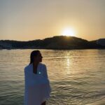 Marta Díaz Instagram – 10 momentos bonitos de Menorca 
1. Sonriendo un poquito 😃
2. Me siento un poco tenista con ese outfit 😂
3. La bañera con espuma 🫧
4.  @alphasniper haciendo el canelo y luego estoy yo con el postureo 😎
5. Mi hermana y sus fotitos 😴 eso si que maravilla de siesta
6. Selfie en la playa ☀️
7. Las vistas comiendo>>> 🥹
8. El último atardecer en Menorca, 😪 le pedí muchas cosas al mar, a ver si me hace un poquito de caso 😶
9. Última con el outfit lindo
10. En el ascensor, no puede faltar 🥶