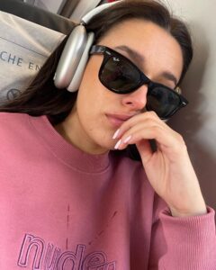 Marta Díaz Instagram - 10 fotos bonitas (o no tanto) 1. La foto de primera para intentar que el feed quede mono 2. De seria 3. Del evento del otro día 4. Antes de meterme en la ducha 5. El gorrito con la inicial 😂 6. En ese momento era muy feliz 7. El look del rodaje del otro día, sale en nada 🤫 8. Os acordáis de Londres? 🥹 yo también 💔 9. Selfie sin más del otro día 10. Todo pasará y estarás bien Marta, la frase que más me he repetido estas últimas semanas