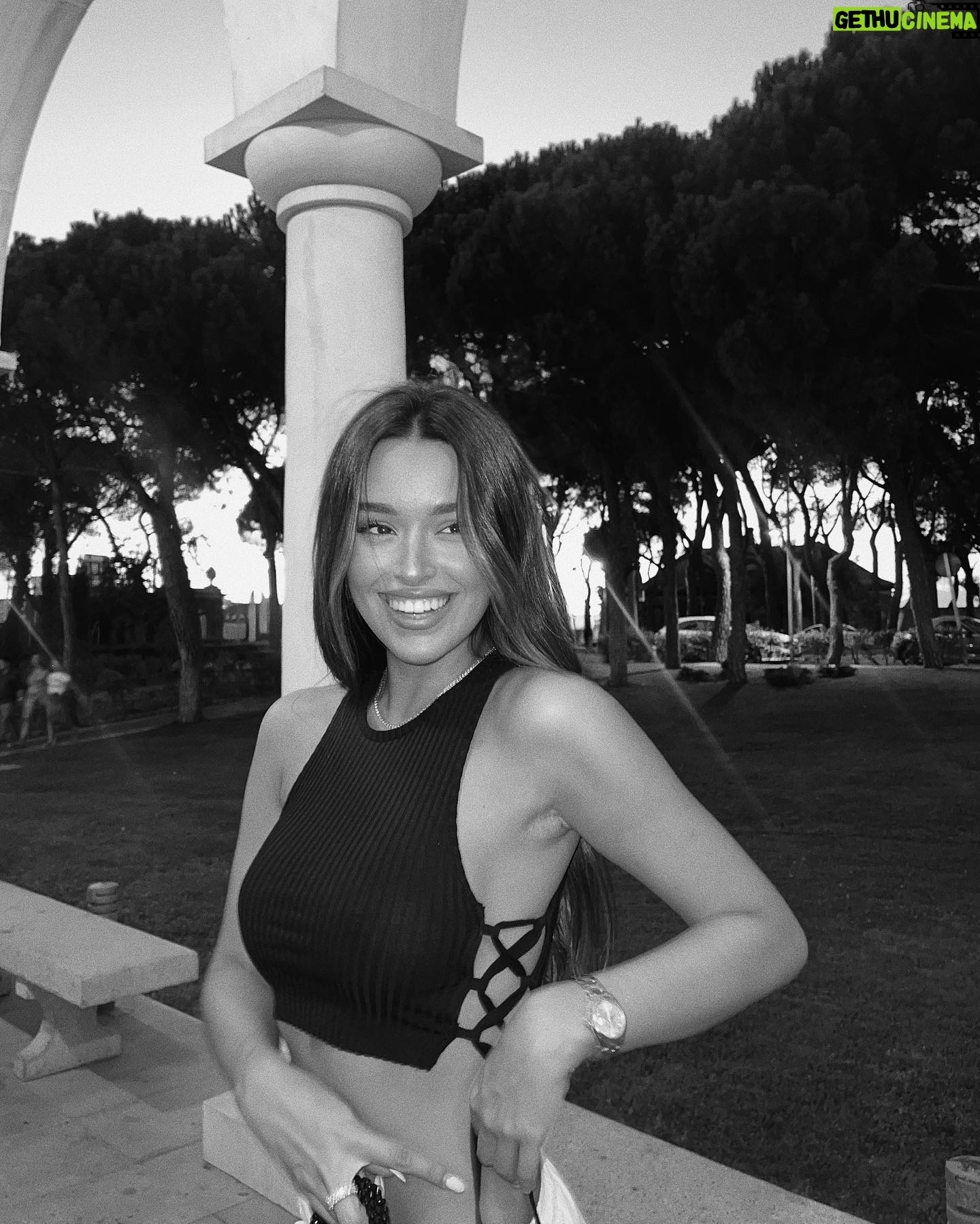 Marta Díaz - 552K Likes - Voy a echar de menos las noches de verano