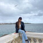 Marta Díaz Instagram - 10 fotos de estos días en Santander 1. Con un viento que casi nos lleva 2. Aquí paró 🙃 3. La tormenta más bonita del verano en la playa más bonita 4. Las siestas>>> 5. Este plan me hace muy feliz 6. No sé cuántas fotos me habré hecho aquí a lo largo de mi vida 7. La que nos cayó 8. El faro. Y el viento. 9. Las fotos sin posar son las mejores 10. Este viaje está siendo muy especial