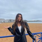 Marta Díaz Instagram - 10 fotos de estos días en Santander 1. Con un viento que casi nos lleva 2. Aquí paró 🙃 3. La tormenta más bonita del verano en la playa más bonita 4. Las siestas>>> 5. Este plan me hace muy feliz 6. No sé cuántas fotos me habré hecho aquí a lo largo de mi vida 7. La que nos cayó 8. El faro. Y el viento. 9. Las fotos sin posar son las mejores 10. Este viaje está siendo muy especial
