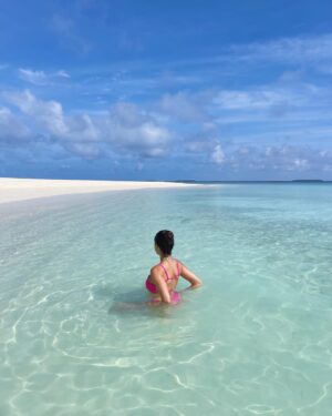 Marta Díaz Instagram - Que bonito está siendo Maldivas a tú lado @sergioregui 🏝🦀

@transitours_ 
@sunsiyamirufushi