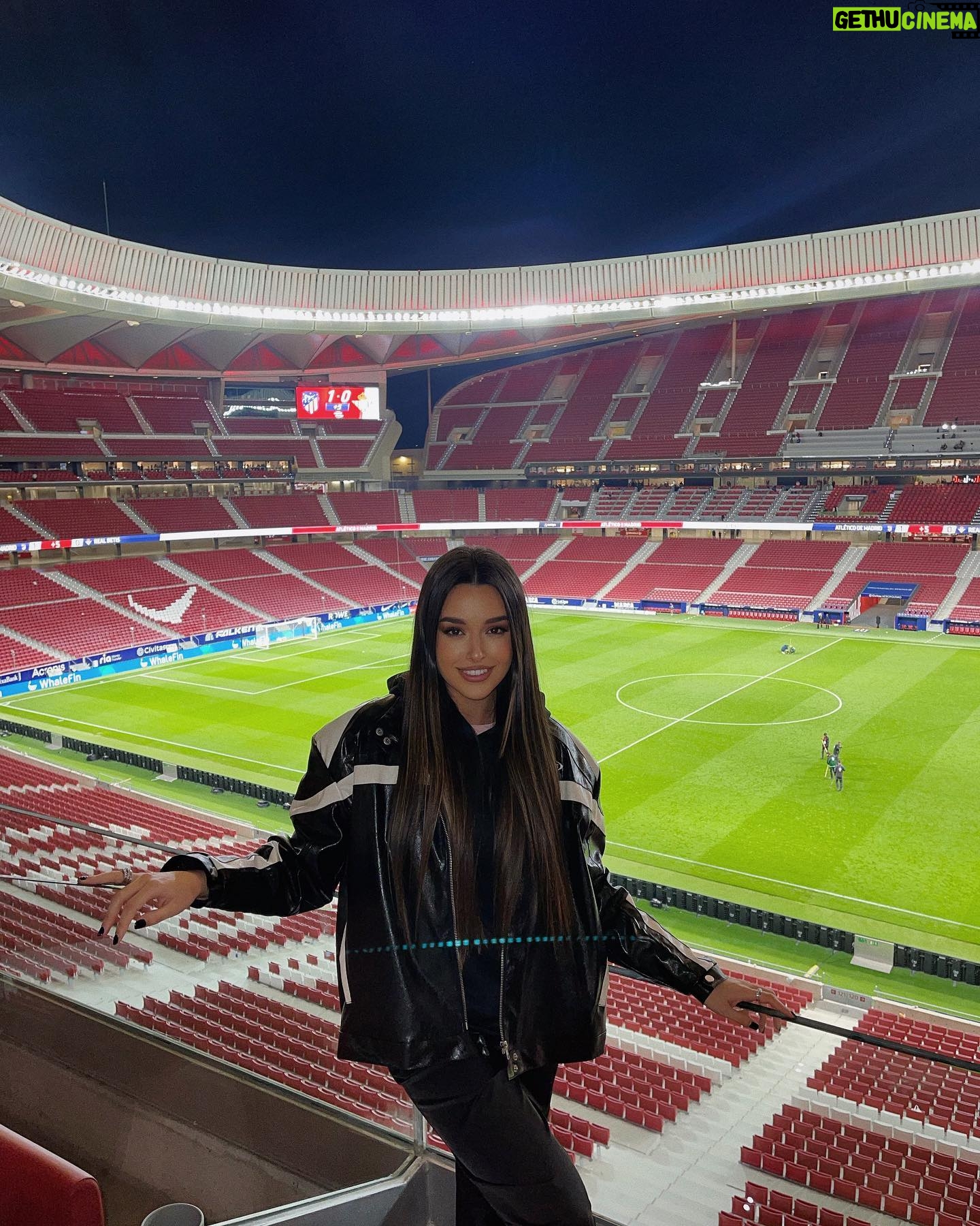 Marta Díaz Instagram - MI SEMANA EN 10 FOTOS: 1. Planes con ellos (haciendo match con el outfit) 2. Pink Party 3. Llegar a casa después de un mal día y ver el detallito que me preparó Sergio 4. El partido de ayer 5. Encontrarme con dos chicos súper majos, les pedí una foto 6. El salón de la planta de abajo 😍 donde hacemos los campeonatos del uno 7. Lo cuqui que está cuando duerme 😂 8. Los más guapos de la fiesta Ali, Álvaro y Sergio 9. Con mis chicas 10. Domingos