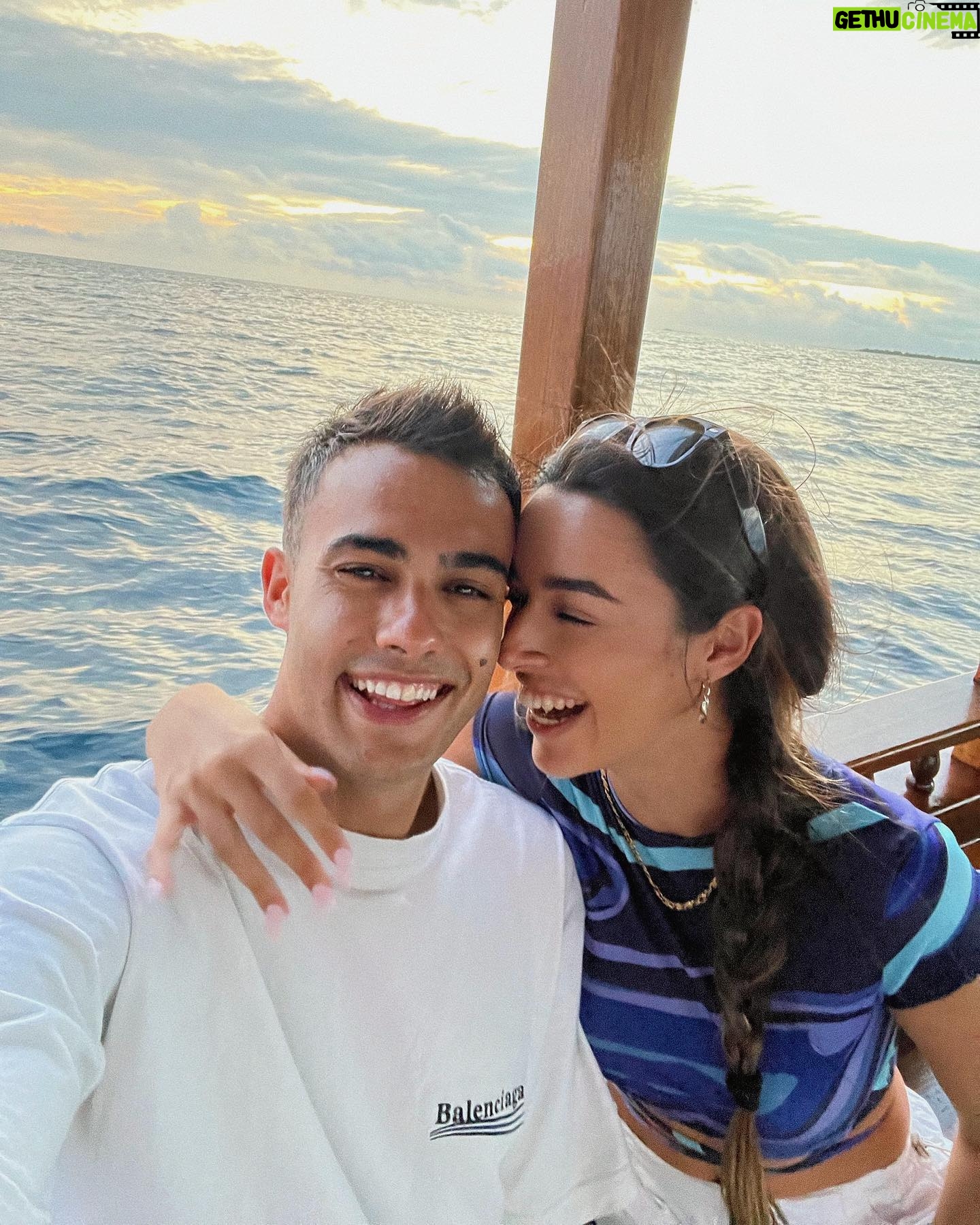 Marta Díaz - 523.8K Likes - Que bonito está siendo Maldivas a tú lado @sergioregui 🏝🦀
@transitours_
@sunsiyamirufushi