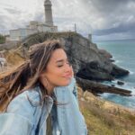 Marta Díaz Instagram - 10 fotos de estos días en Santander 1. Con un viento que casi nos lleva 2. Aquí paró 🙃 3. La tormenta más bonita del verano en la playa más bonita 4. Las siestas>>> 5. Este plan me hace muy feliz 6. No sé cuántas fotos me habré hecho aquí a lo largo de mi vida 7. La que nos cayó 8. El faro. Y el viento. 9. Las fotos sin posar son las mejores 10. Este viaje está siendo muy especial