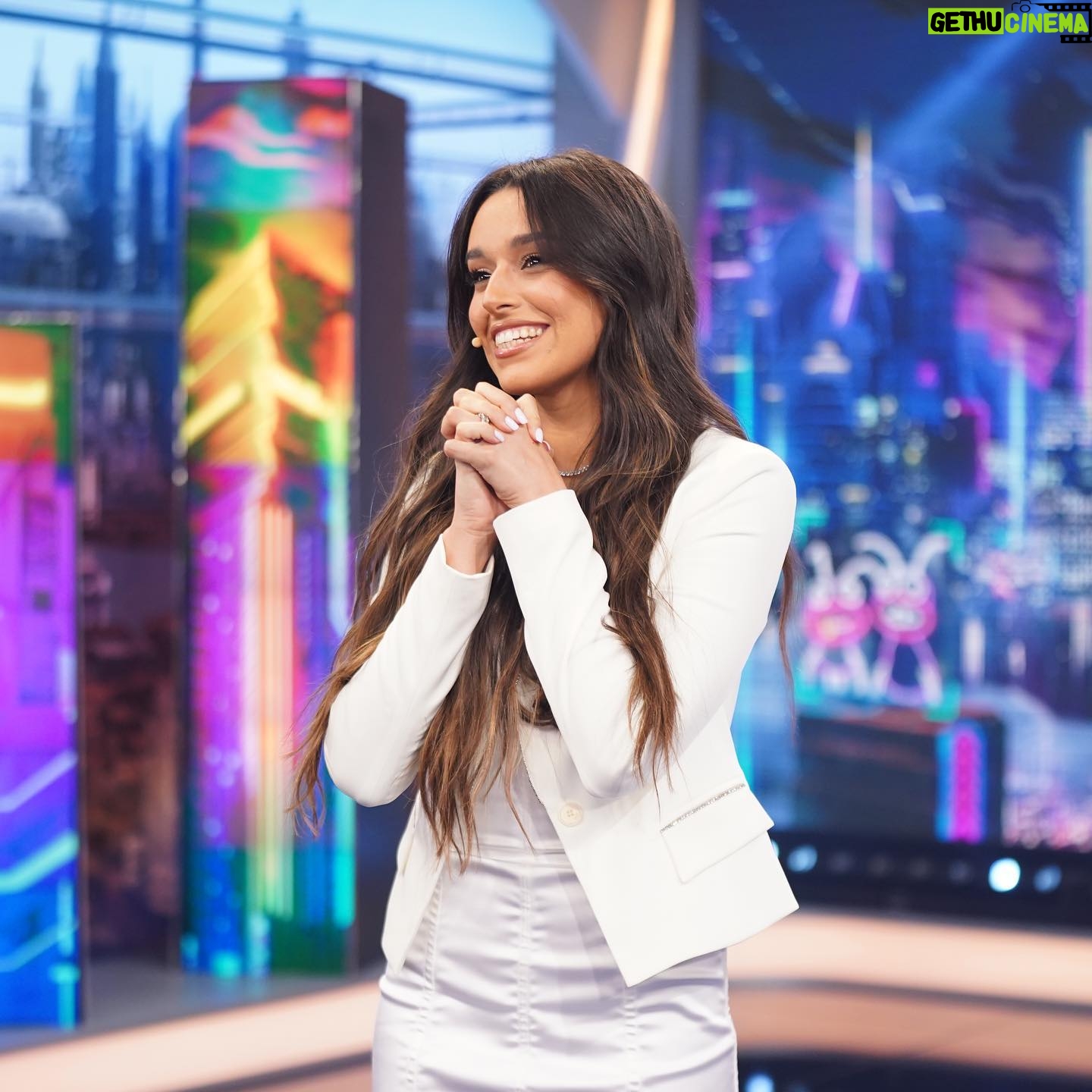 Marta Díaz Instagram - Que experiencia tan bonita🥹jamás se me olvidará el día de ayer 🙏🏽gracias de nuevo al @elhormiguero por invitarme y a @pablomotos por ser el más crack 😂🫶🏼✨🤩 La última foto 😂 microfonándome muerta de miedo, de nervios, y con mucho pipí 🙃