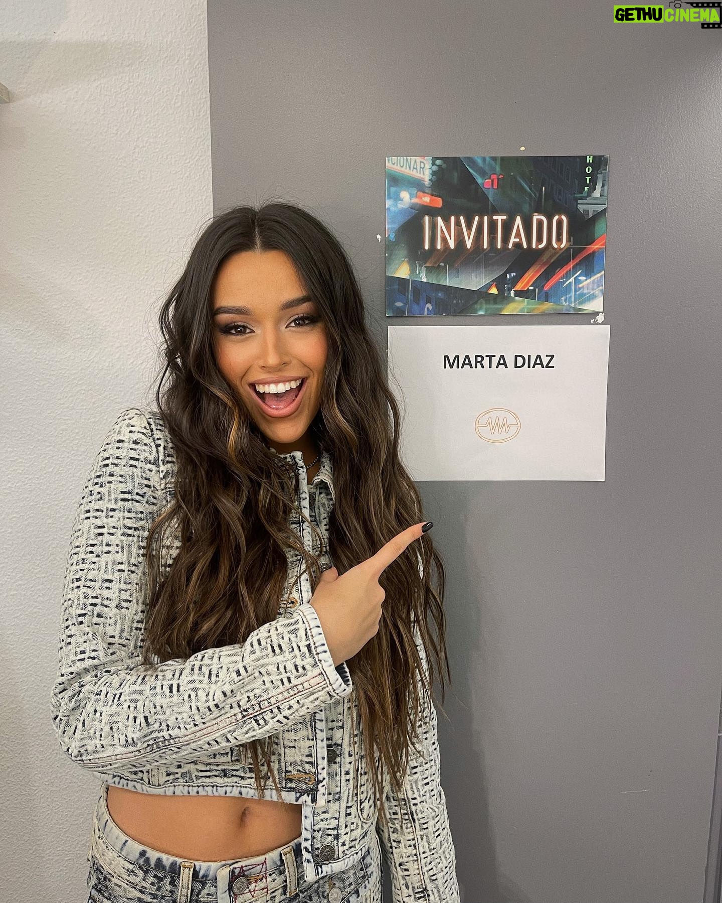Marta Díaz Instagram - Ayer volvimos a la @laresistenciacero me lo pasé demasiado bien, gracias @davidbroncano por portarte tan bien conmigo 😂🙏🏽 y hacerme pasar un rato tan divertido! Nos vemos pronto! 😇 Hair: @sandrononna x @ghdspain Makeup: @beautyexpertlancome @lancomeofficial Ya tenéis la entrevista disponible en YT! ❤️ gracias por vuestros mensajes!