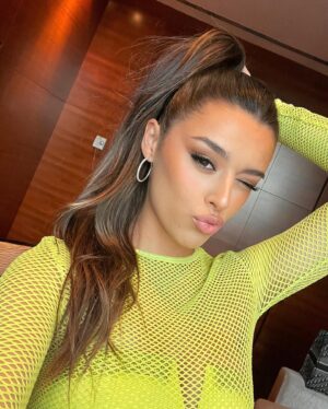 Marta Díaz Instagram - 🌸 10 fotos random 🌸
1. De una grabación que sale en septiembre 
2. Me siento muy RBD 😂
3. Foto del makeup de antes de la boda
4. Me flipaba este look para ir a la Bresh 
5. Mucho
6. Ese outfit… amooo
7. Concierto del Ferxxoo
8. 2.0
9. Concierto de Romeo Santos, lloré mucho 
10. A mi hermana le flipa este look y la foto así que le hago caso. Siempre