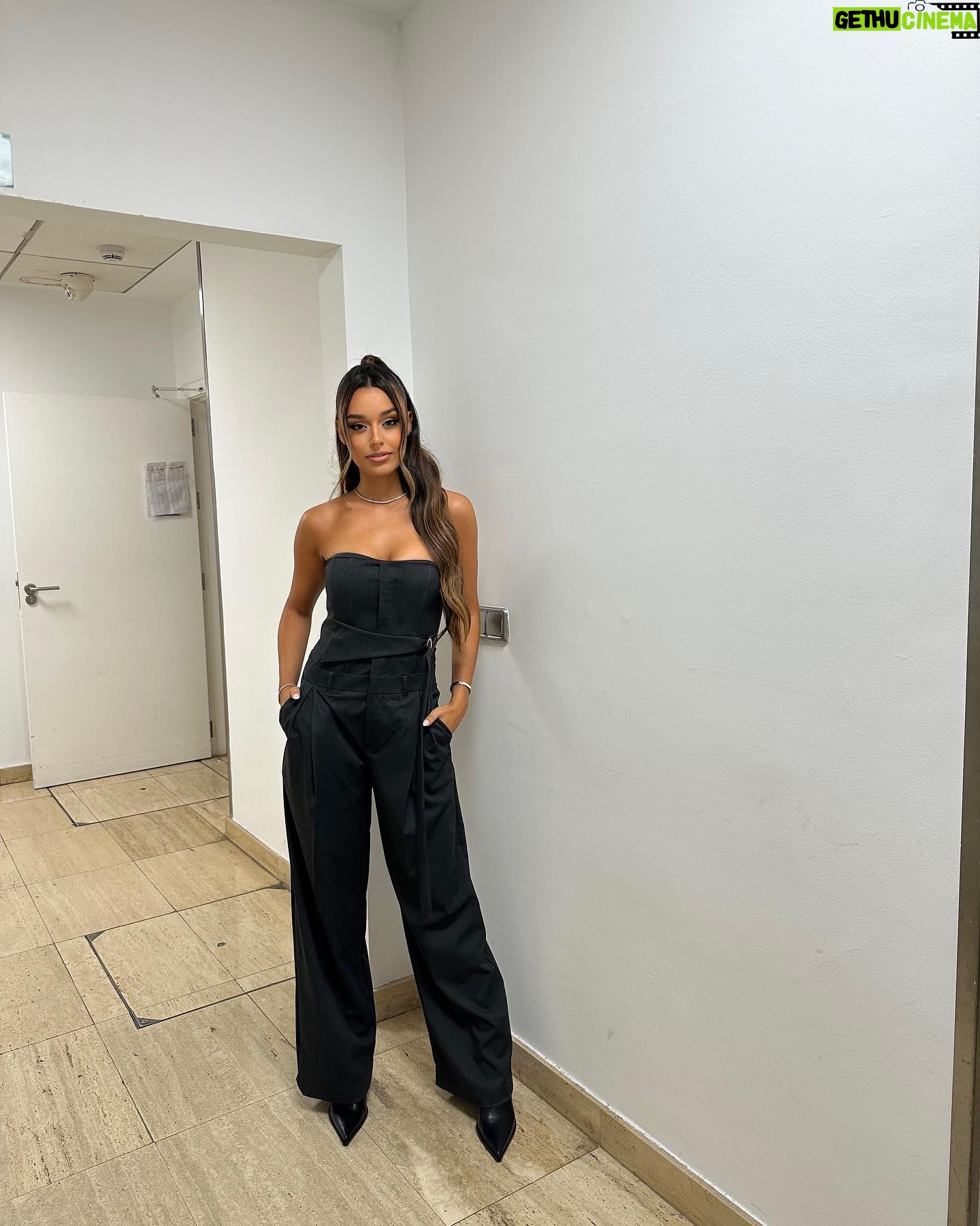 Marta Díaz Instagram - Estos días están siendo 🎢❤️🔥✨🤩 Seguimos con la promo del documental, y este sábado la celebración de mi cumpleeee, este año me apetece tantooo 😙😙 Hair: @ghdspain @sandrononna MakeupLook: @lancomeofficial @beautyexpertlancome En mi equipo siempre ✨