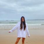 Marta Díaz Instagram - Esta es la playa a la que siempre veníamos cuando éramos pequeños, Santander es muy especial para mi, acabábamos todos los veranos aquí, el tiempo pasa muy rápido y aunque esta vez ellos no estén, me sigo acordando de cada momento💎