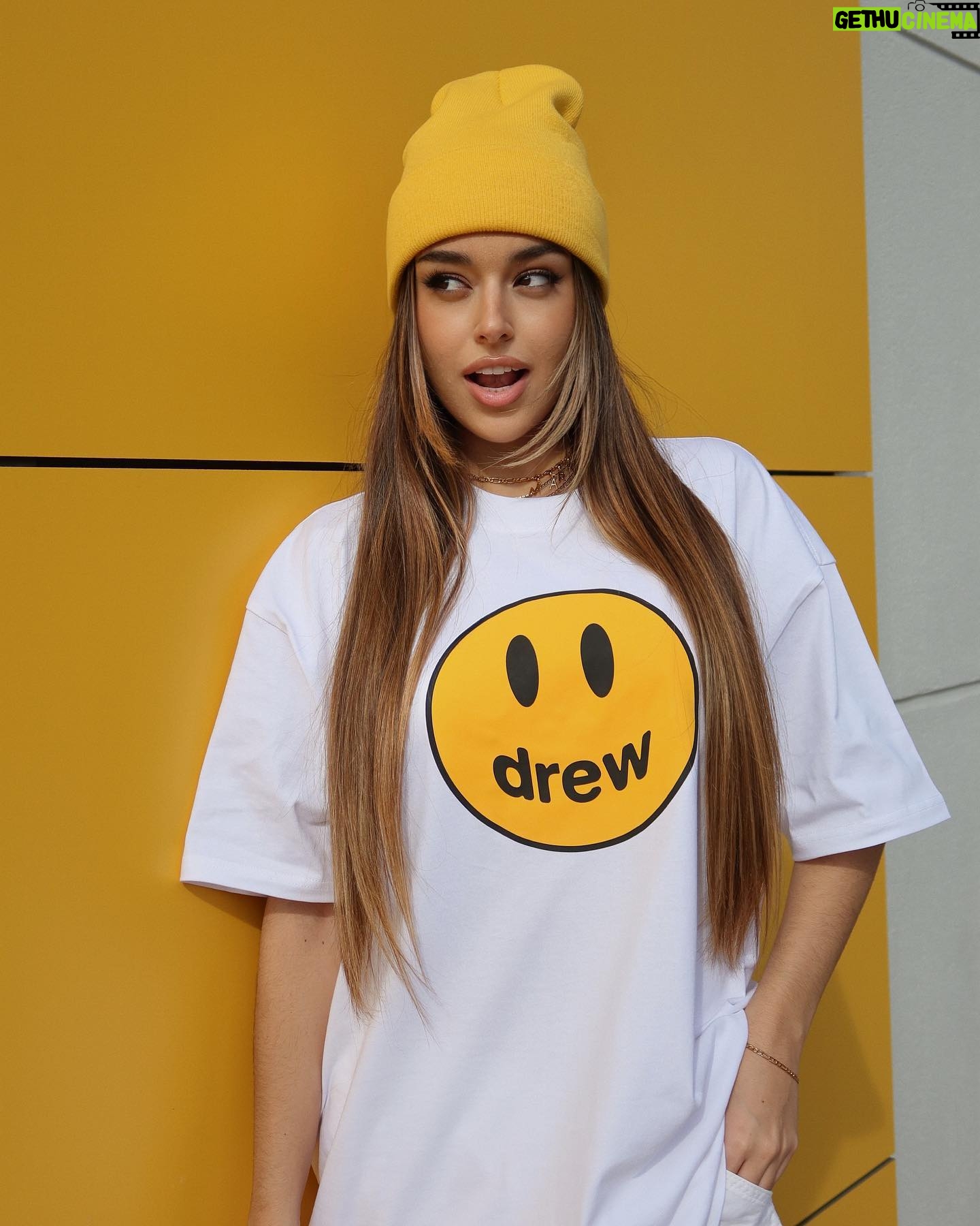 Marta Díaz Instagram - Mix de estos días 1. Bueno esta concretamente es de verano, no tengo ni la piel así, ni el bronceado 2. Lo mismo jeje 3. Camino a los ídolo ❤️ 4. Preparándome para otra polémica 😅 5. Me hicieron comprarme esa camiseta 🙃 6. Y ya de paso el gorro y las Jordan 7. La mujer más guapa de este planeta y yo. 😎 8. Siendo Rihanna x 24h 🥵 9. Mi pierna hace un mes 💔 10. Mi PIERNA AHORAAAA 🥹😭👏🏼🙏🏽🫶🏼 lo estamos consiguiendo chicosssss! 🎉🤩😍