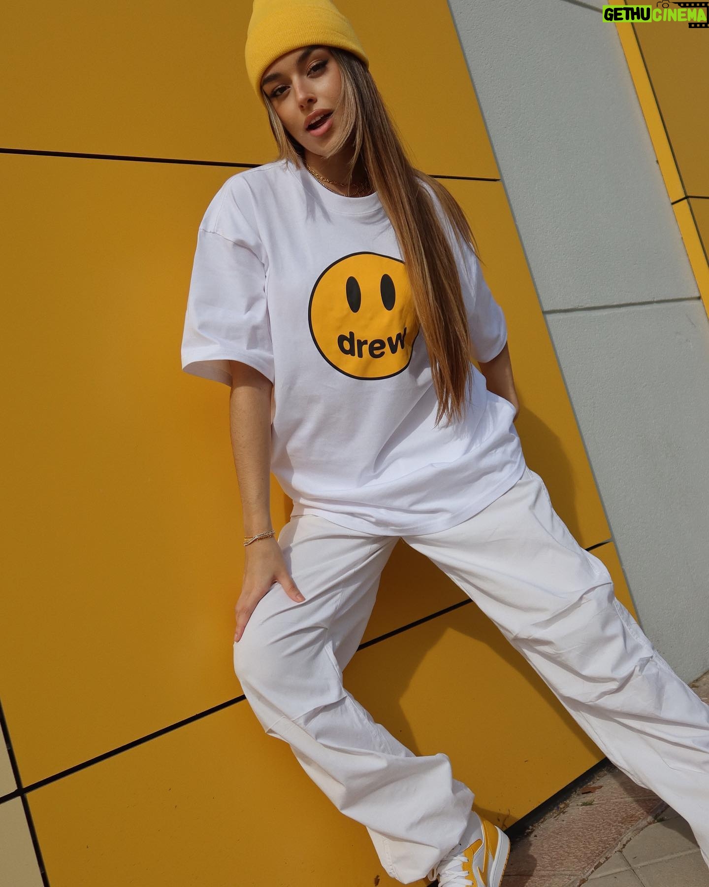 Marta Díaz Instagram - Mix de estos días 1. Bueno esta concretamente es de verano, no tengo ni la piel así, ni el bronceado 2. Lo mismo jeje 3. Camino a los ídolo ❤️ 4. Preparándome para otra polémica 😅 5. Me hicieron comprarme esa camiseta 🙃 6. Y ya de paso el gorro y las Jordan 7. La mujer más guapa de este planeta y yo. 😎 8. Siendo Rihanna x 24h 🥵 9. Mi pierna hace un mes 💔 10. Mi PIERNA AHORAAAA 🥹😭👏🏼🙏🏽🫶🏼 lo estamos consiguiendo chicosssss! 🎉🤩😍