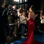 Marta Díaz Instagram – Aún sigo sin creérmelo, ya es VUESTRO, ya tenéis mi documental disponible en @primevideoes llevaba tanto tiempo queriendo decir esto, estoy en una nube después de todo lo vivido ayer, de vuestros mensajes, de toda esta locura. 
GRACIAS. Gracias a todos y cada uno de vosotros por permitirme hacer un proyecto así, espero que lo disfrutéis, que os riáis, que os llegue de verdad… 

Escribo esto entre lágrimas, personalmente ha sido un año muy complicado para mi, terminar de grabar el proyecto más importante de mi carrera completamente rota, ha sido el reto más difícil que he hecho nunca, y justo por eso para mi es el doble de especial. 

Sé que es raro decir esto, pero por una vez quiero darme las gracias a mi, siempre soy la primera en sacarme mil defectos, y en ser mi peor enemigo, pero hoy no, hoy quiero darme el gusto de decirme que estoy orgullosa de mi misma, que lo he sacado adelante, solo yo sé la fuerza y las ganas que le he tenido que poner sobretodo en ese último mes, cuando lo único que necesitaba era estar en la cama llorando, o durmiendo para que pasaran las horas, no podía conmigo, pero tampoco podía fallar, ni a vosotros, ni a todo el equipo que había detrás, he dado todo de mi, y con todo el cariño y la ilusión del mundo espero que lo disfrutéis. 

Gracias familia, por no soltarme nunca, gracias mamá por cogerme de la mano, y repetirme cada día que lo iba a conseguir, por acompañarme a las grabaciones hasta las tantas, animándome, consolándome, limpiando mis lágrimas, o llorando conmigo…
Sin importar la hora, el lugar, ni el momento, siempre estuviste.
Hermano que te voy a decir que no te haya dicho ya, esto es gracias a ti, sin ti yo no sería la persona que soy hoy, eres y serás siempre mi referente, la persona más humilde, noble y buena que conozco, nunca me has fallado y se que jamás lo harás. 

Gracias a todos vosotros una vez más, os quiero mucho, disfrutadlo. ❤️ 

Vestido hecho a medida por los mejores: @redondobrand 
Tacones: @lesilla 
Makeup: @maybelline_es gracias por acompañarme en este día tan especial
Pelo: @ghdspain x @sandrononna 
Joyas: @joyassardinero