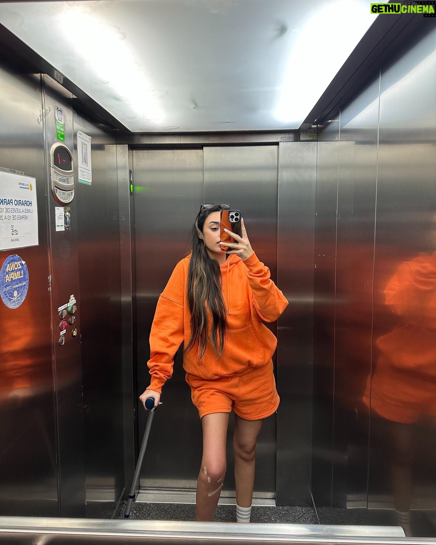 Marta Díaz Instagram - Mix de estos días 1. Bueno esta concretamente es de verano, no tengo ni la piel así, ni el bronceado 2. Lo mismo jeje 3. Camino a los ídolo ❤️ 4. Preparándome para otra polémica 😅 5. Me hicieron comprarme esa camiseta 🙃 6. Y ya de paso el gorro y las Jordan 7. La mujer más guapa de este planeta y yo. 😎 8. Siendo Rihanna x 24h 🥵 9. Mi pierna hace un mes 💔 10. Mi PIERNA AHORAAAA 🥹😭👏🏼🙏🏽🫶🏼 lo estamos consiguiendo chicosssss! 🎉🤩😍