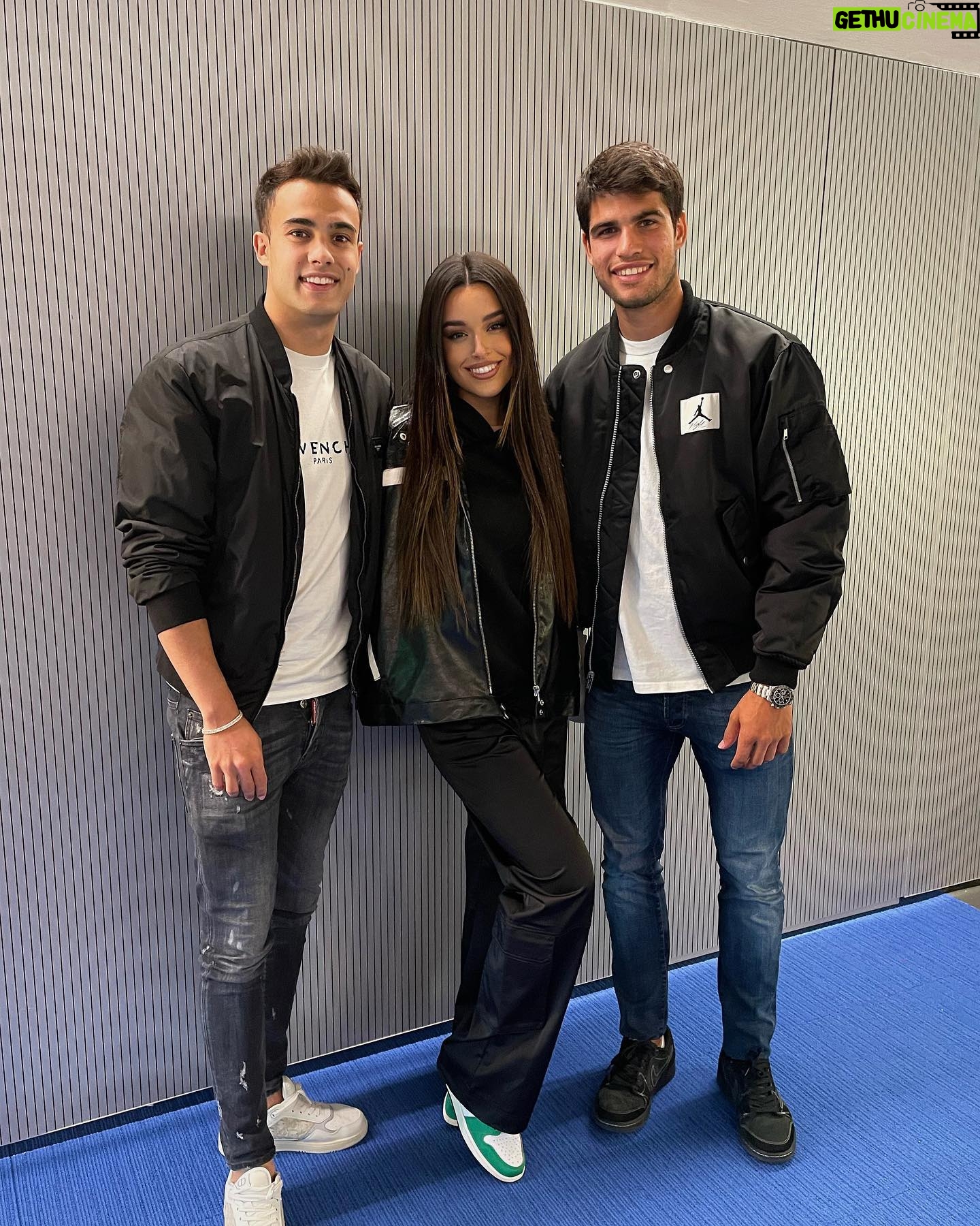 Marta Díaz Instagram - MI SEMANA EN 10 FOTOS: 1. Planes con ellos (haciendo match con el outfit) 2. Pink Party 3. Llegar a casa después de un mal día y ver el detallito que me preparó Sergio 4. El partido de ayer 5. Encontrarme con dos chicos súper majos, les pedí una foto 6. El salón de la planta de abajo 😍 donde hacemos los campeonatos del uno 7. Lo cuqui que está cuando duerme 😂 8. Los más guapos de la fiesta Ali, Álvaro y Sergio 9. Con mis chicas 10. Domingos