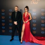 Marta Díaz Instagram – Aún sigo sin creérmelo, ya es VUESTRO, ya tenéis mi documental disponible en @primevideoes llevaba tanto tiempo queriendo decir esto, estoy en una nube después de todo lo vivido ayer, de vuestros mensajes, de toda esta locura. 
GRACIAS. Gracias a todos y cada uno de vosotros por permitirme hacer un proyecto así, espero que lo disfrutéis, que os riáis, que os llegue de verdad… 

Escribo esto entre lágrimas, personalmente ha sido un año muy complicado para mi, terminar de grabar el proyecto más importante de mi carrera completamente rota, ha sido el reto más difícil que he hecho nunca, y justo por eso para mi es el doble de especial. 

Sé que es raro decir esto, pero por una vez quiero darme las gracias a mi, siempre soy la primera en sacarme mil defectos, y en ser mi peor enemigo, pero hoy no, hoy quiero darme el gusto de decirme que estoy orgullosa de mi misma, que lo he sacado adelante, solo yo sé la fuerza y las ganas que le he tenido que poner sobretodo en ese último mes, cuando lo único que necesitaba era estar en la cama llorando, o durmiendo para que pasaran las horas, no podía conmigo, pero tampoco podía fallar, ni a vosotros, ni a todo el equipo que había detrás, he dado todo de mi, y con todo el cariño y la ilusión del mundo espero que lo disfrutéis. 

Gracias familia, por no soltarme nunca, gracias mamá por cogerme de la mano, y repetirme cada día que lo iba a conseguir, por acompañarme a las grabaciones hasta las tantas, animándome, consolándome, limpiando mis lágrimas, o llorando conmigo…
Sin importar la hora, el lugar, ni el momento, siempre estuviste.
Hermano que te voy a decir que no te haya dicho ya, esto es gracias a ti, sin ti yo no sería la persona que soy hoy, eres y serás siempre mi referente, la persona más humilde, noble y buena que conozco, nunca me has fallado y se que jamás lo harás. 

Gracias a todos vosotros una vez más, os quiero mucho, disfrutadlo. ❤️ 

Vestido hecho a medida por los mejores: @redondobrand 
Tacones: @lesilla 
Makeup: @maybelline_es gracias por acompañarme en este día tan especial
Pelo: @ghdspain x @sandrononna 
Joyas: @joyassardinero